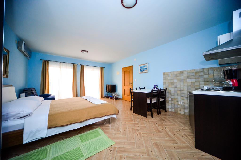 Apartments Dalmacija Starigrad Paklenica Ruang foto