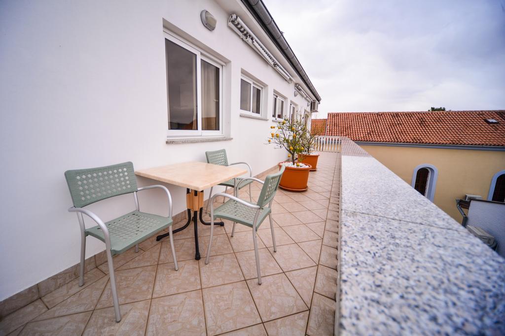 Apartments Dalmacija Starigrad Paklenica Ruang foto