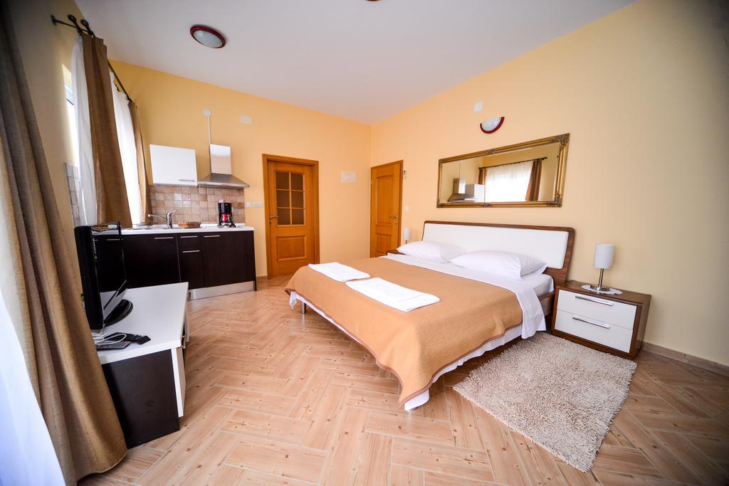 Apartments Dalmacija Starigrad Paklenica Ruang foto
