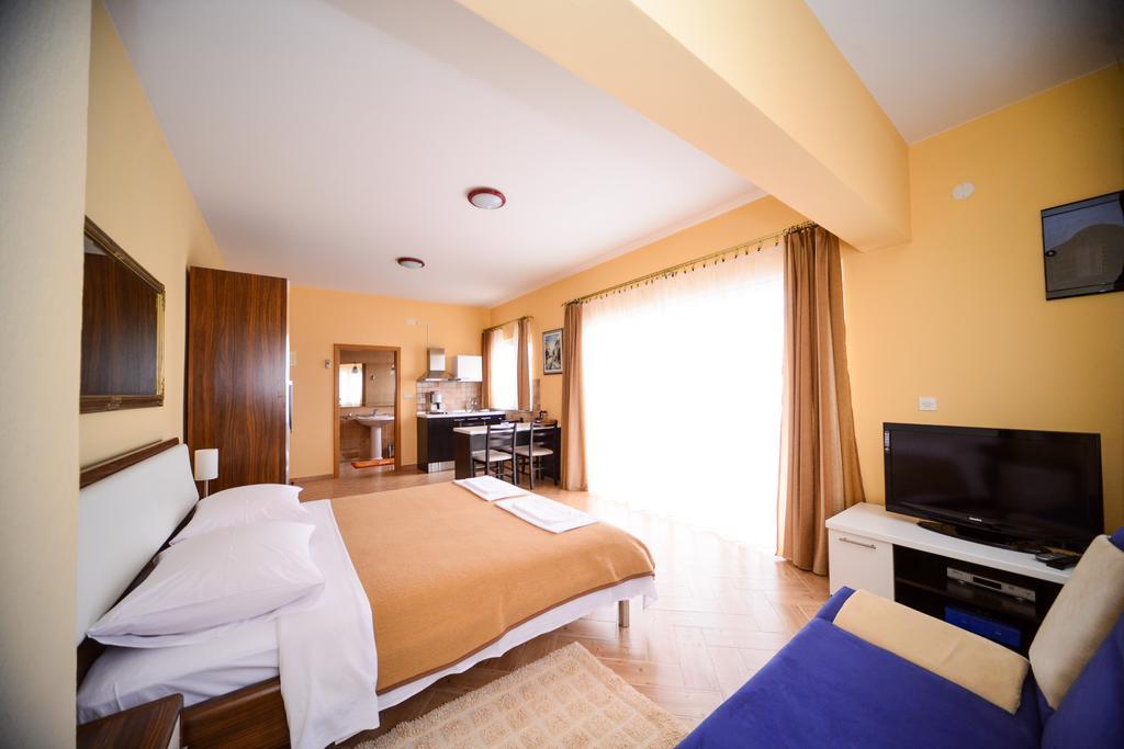 Apartments Dalmacija Starigrad Paklenica Ruang foto