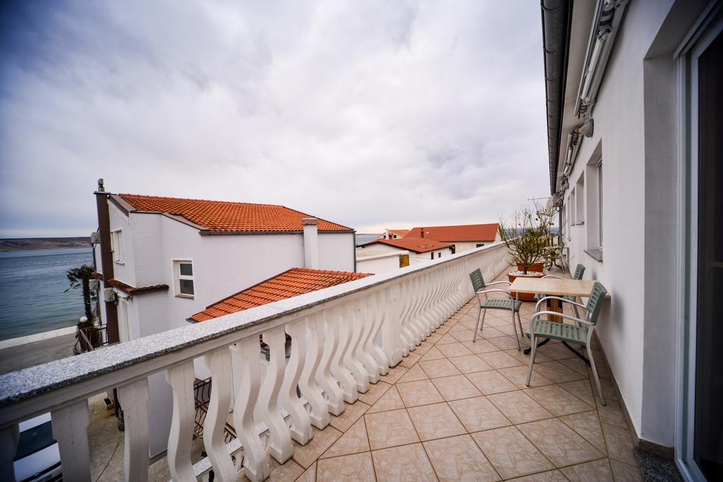 Apartments Dalmacija Starigrad Paklenica Ruang foto