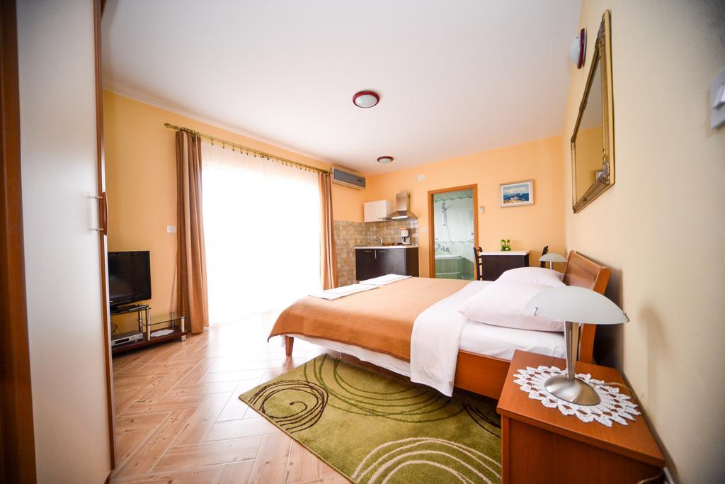 Apartments Dalmacija Starigrad Paklenica Ruang foto