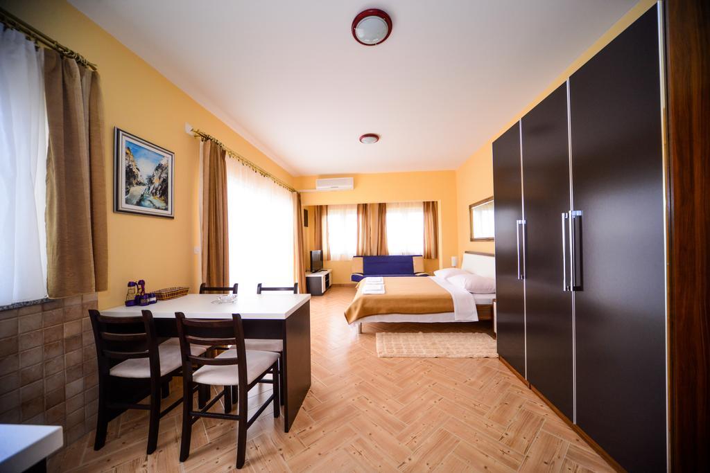 Apartments Dalmacija Starigrad Paklenica Ruang foto