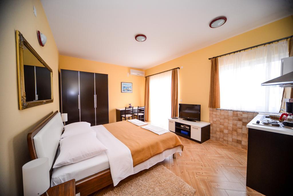 Apartments Dalmacija Starigrad Paklenica Ruang foto