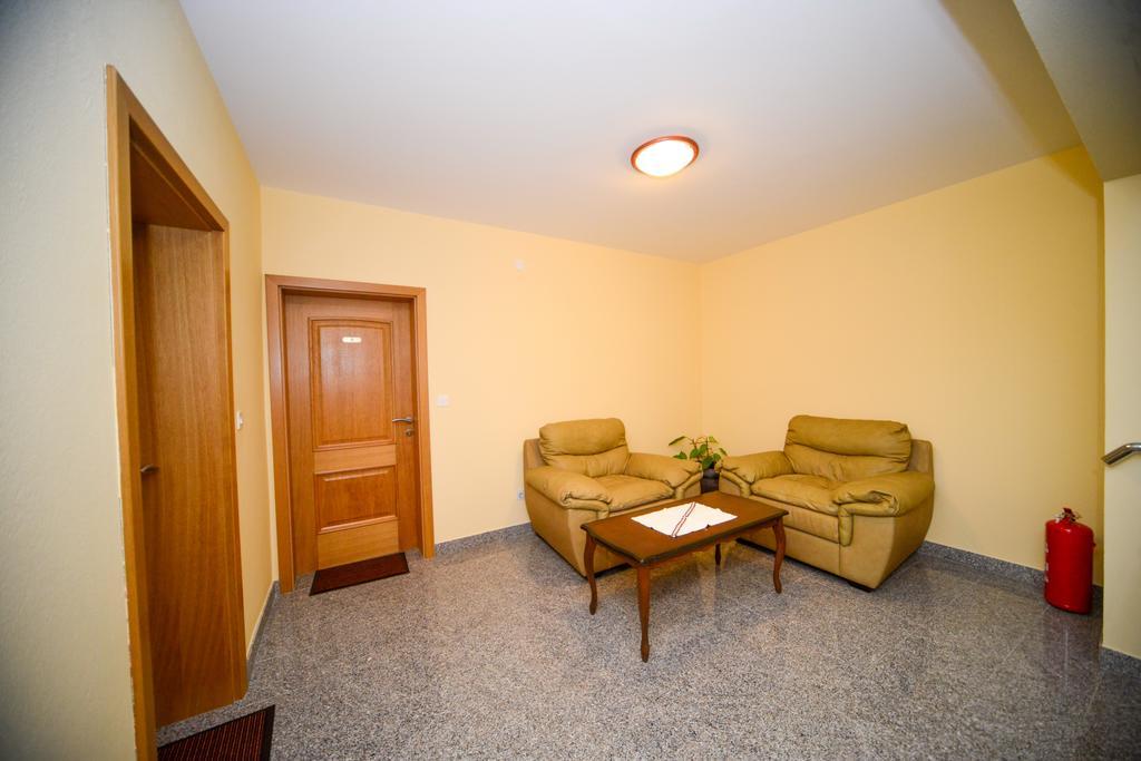 Apartments Dalmacija Starigrad Paklenica Bagian luar foto